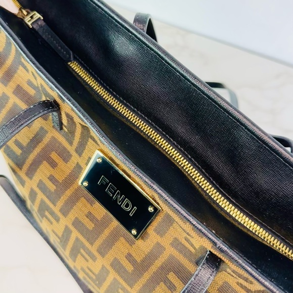 FENDI Logo Handbag, Like NEW w/ dust jacket, Fendi logo Hologram verified - Picture 2 of 8